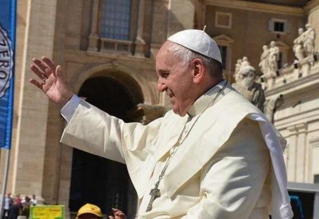 Papa Francisco lamenta assassinato de padre na França