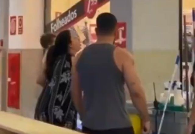 Imagem da noticia Mulher com criança no colo xinga e ofende faxineira em shopping