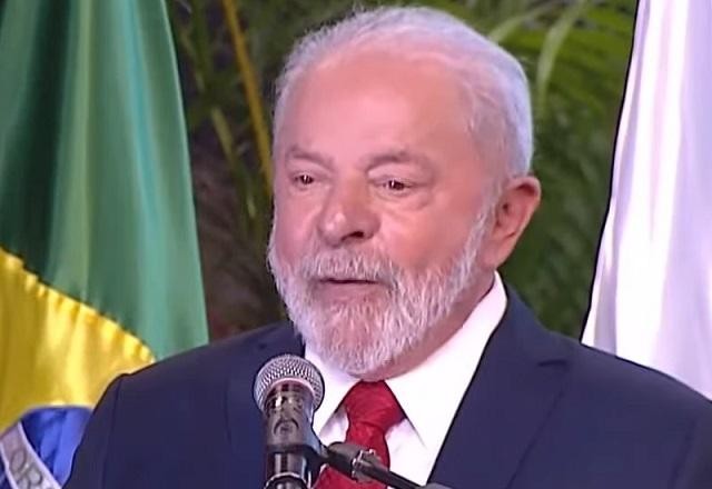 Imagem da noticia Criança interrompe discurso de Lula em Itaipu: "Caiu o preço da picanha?"