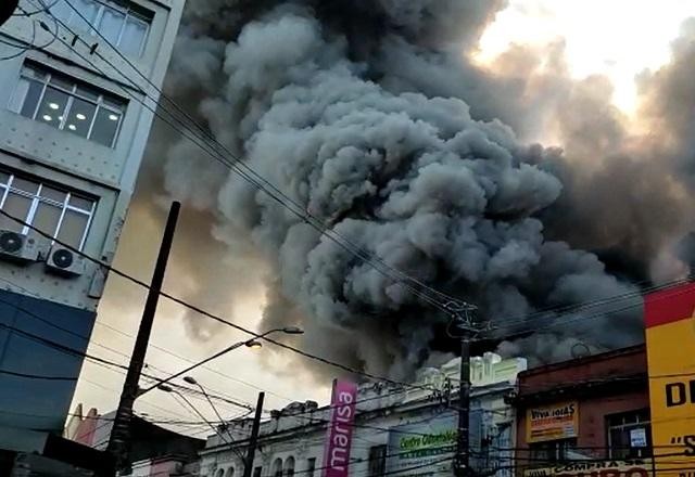 Imagem da noticia Vídeo: Incêndio de grandes proporções atinge Lojas Marisa no litoral de SP
