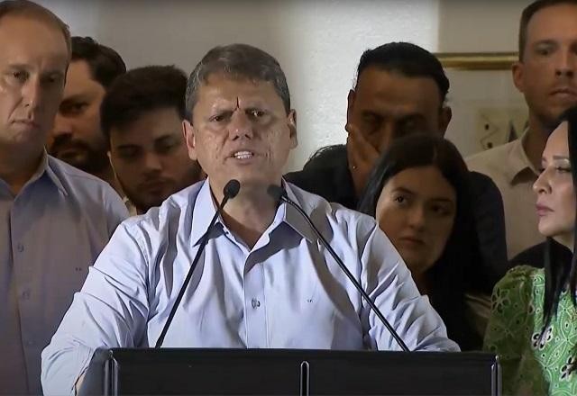 Imagem da noticia "Está entregando um Brasil que está crescendo", diz Tarcísio sobre Bolsonaro