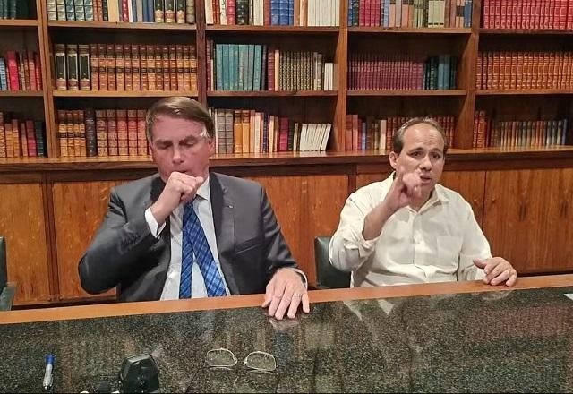 "Acho que estou no auge de uma gripe, está complicado", diz Bolsonaro