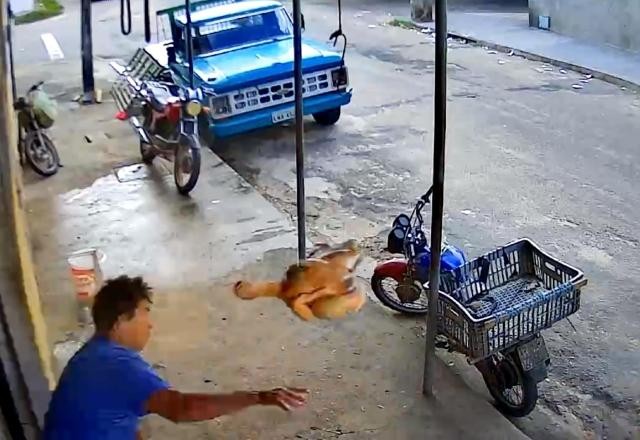 Imagem da noticia Vídeo: homem reage a assalto e atira frango assado em ladrão no Ceará