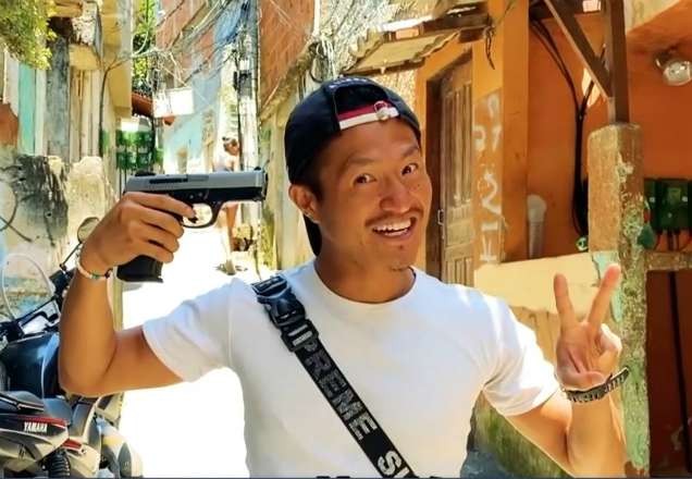 Imagem da noticia Youtuber japonês visita traficantes e tira foto com armamentos no Rio