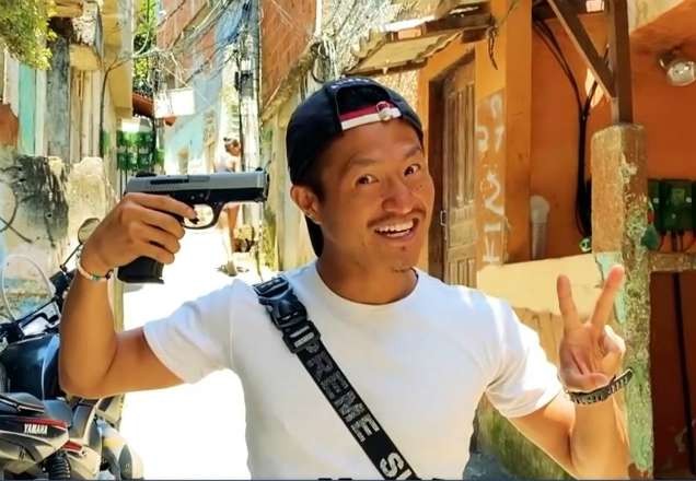 Youtuber japonês visita traficantes e tira foto com armamentos no Rio