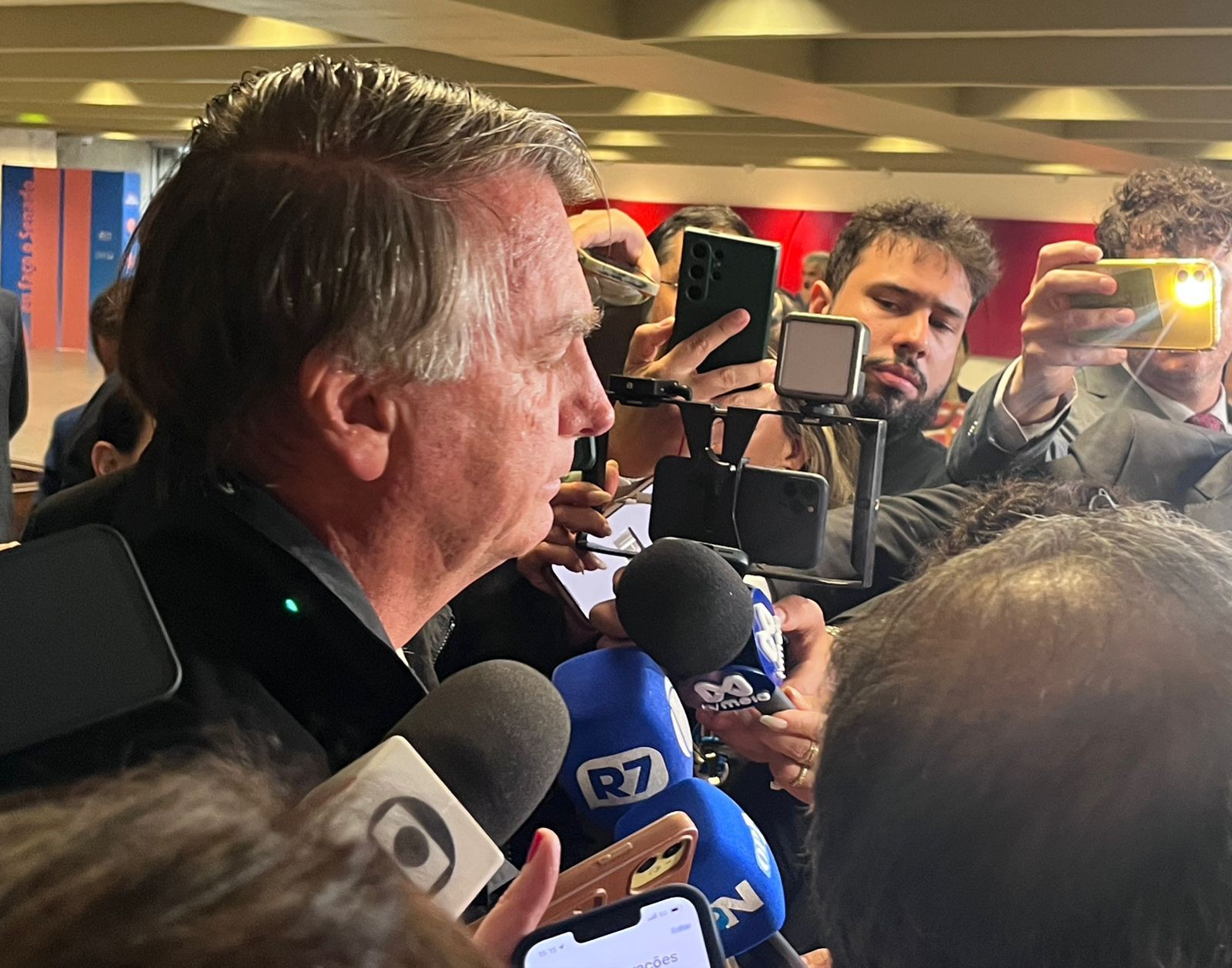 Imagem da noticia Bolsonaro defende perdão aos criminosos do 8/1: “Prioridade para nós”