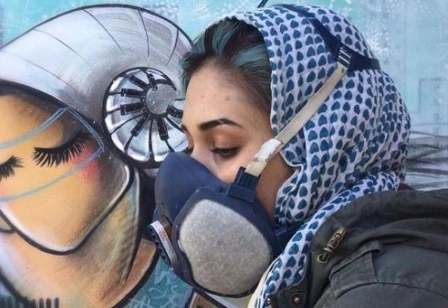 Grafiteira afegã dá voz às mulheres em meio à tomada de poder do Talibã
