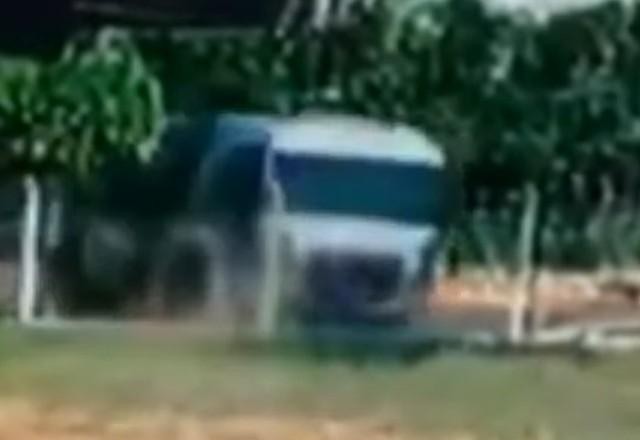 Imagem da noticia Flagrante: motorista de caminhão perde controle e atropela mulher