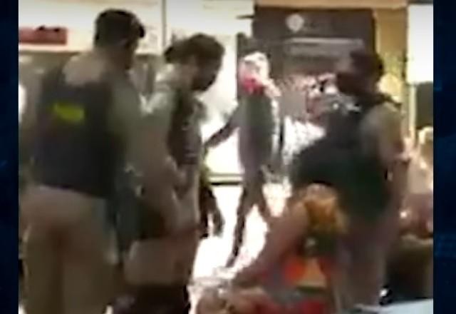 Policial militar bate na cara de mulher durante abordagem