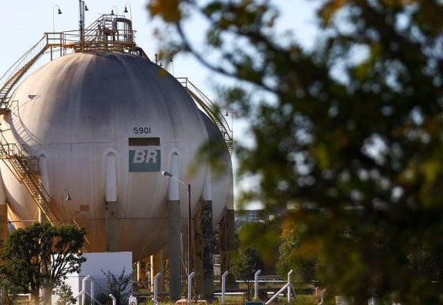 Imagem da noticia Petrobras reduz R$ 0,15 no preço do litro da gasolina