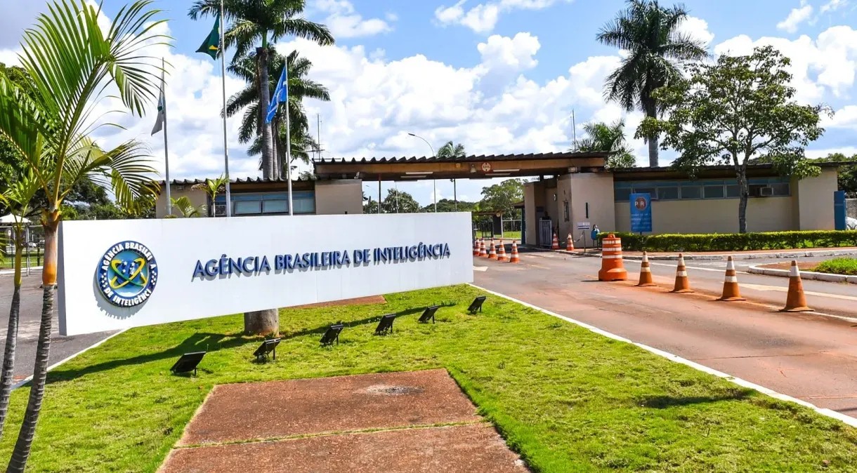 Imagem da noticia A mando de Carlos, assessora pediu ajuda de Abin sobre inquéritos de Bolsonaro e filhos