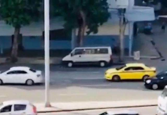 Imagem da noticia Vídeo flagra militares colocando corpo de policial dentro de van