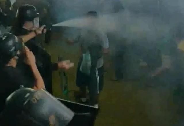 Imagem da noticia Imagens mostram combate entre policiais legislativos e golpistas no Congresso