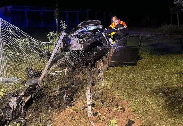 Quatro brasileiros morrem após carro bater em árvore na França