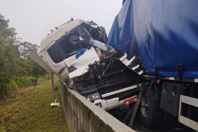 Imagem da noticia Engavetamento com 17 veículos deixa um morto e oito feridos no Paraná