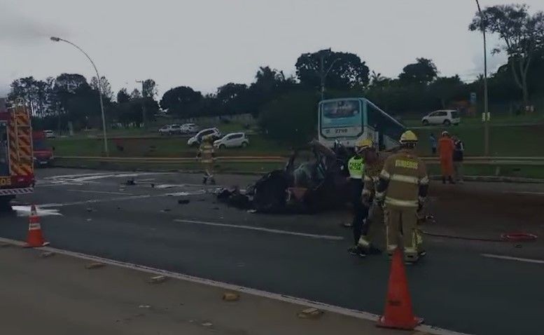 Motorista de caminhonete morre após bater de frente com ônibus, no DF