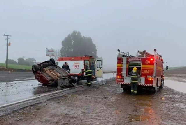 Imagem da noticia Quatro jovens morrem após acidente com carro e caminhão no RS