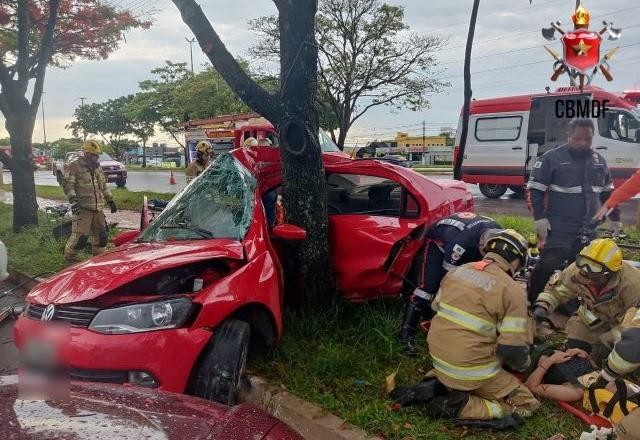 Adolescente de 14 anos morre após carro bater em árvore, no DF