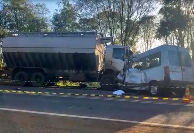 Imagem da noticia Vídeo: acidente entre van e caminhão deixa 7 mortos em Constantina (RS)