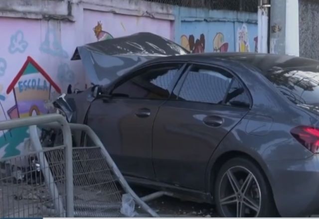 Motorista de carro de luxo perde controle, colide com muro de escola e foge em SP