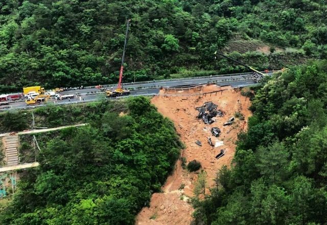 Desabamento de rodovia mata ao menos 36 pessoas no sul da China