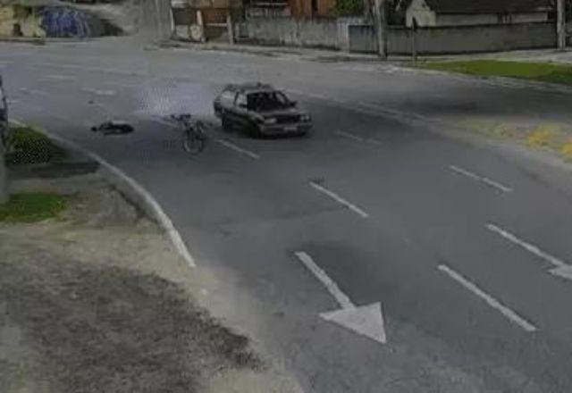 Imagem da noticia Vídeo: Ciclista é atropelado por carro em Florianópolis