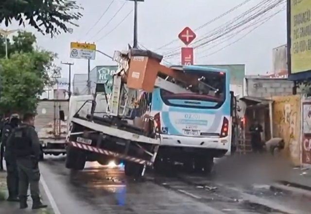 Guincho cai sobre ônibus e dois passageiros morrem em Fortaleza