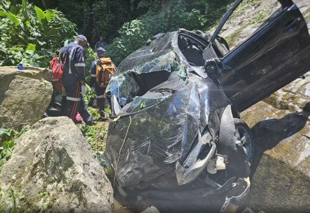 Imagem da noticia Carro com turistas despenca de ribanceira e cai em cachoeira em Ilhabela (SP)