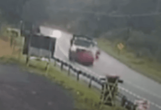 Imagem da noticia Carro perde o controle e bate de frente com caminhão em rodovia de SP