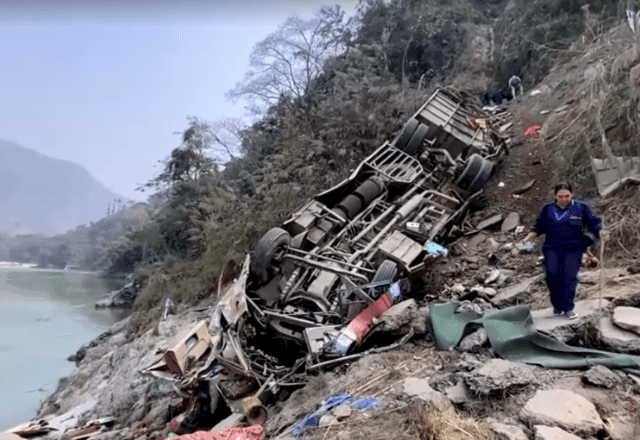 Imagem da noticia Ônibus despenca em estrada montanhosa do Nepal e deixa 19 mortos