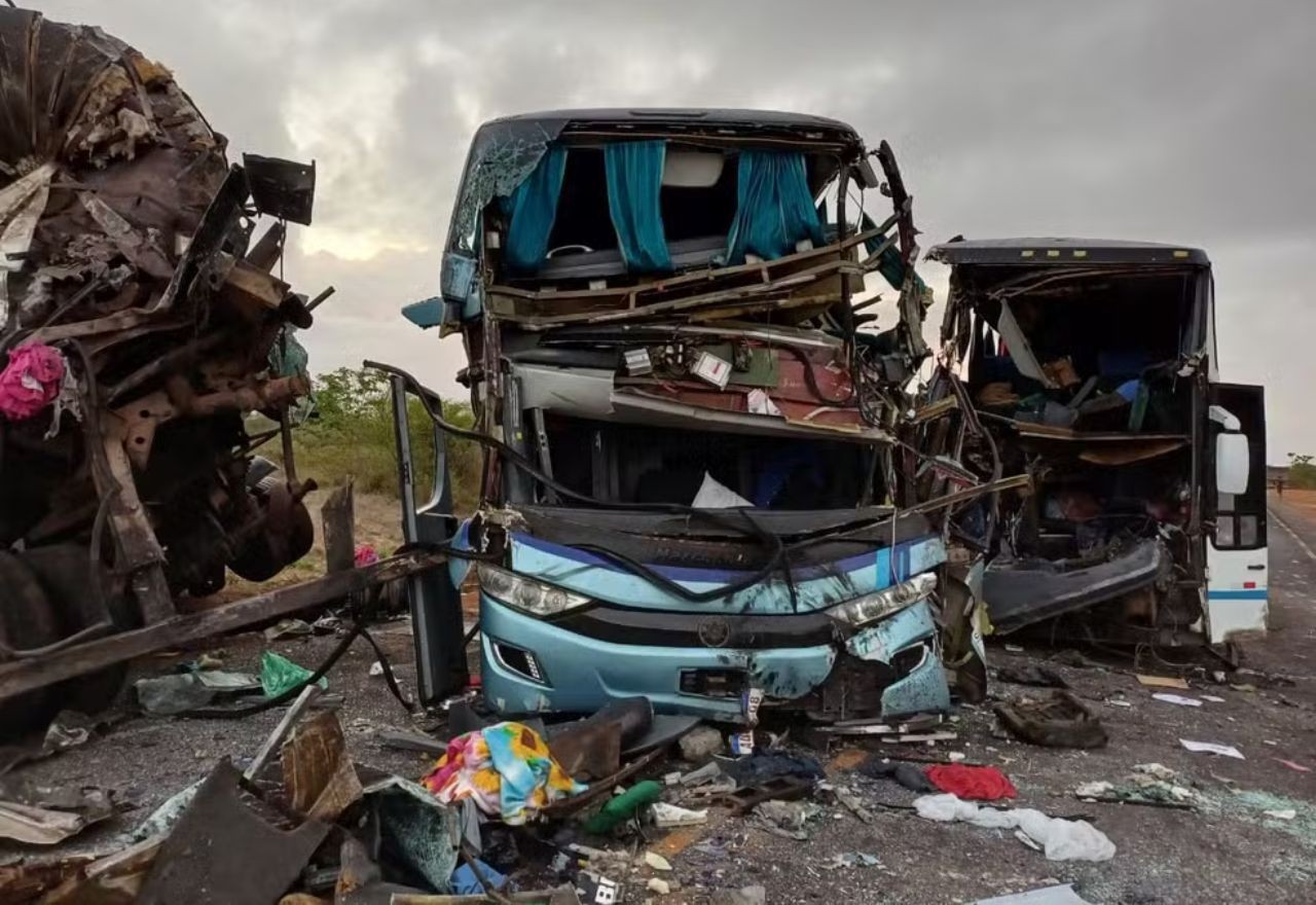 Imagem da noticia 5 morrem e 21 ficam feridos em acidente com dois ônibus e carreta no interior da Bahia