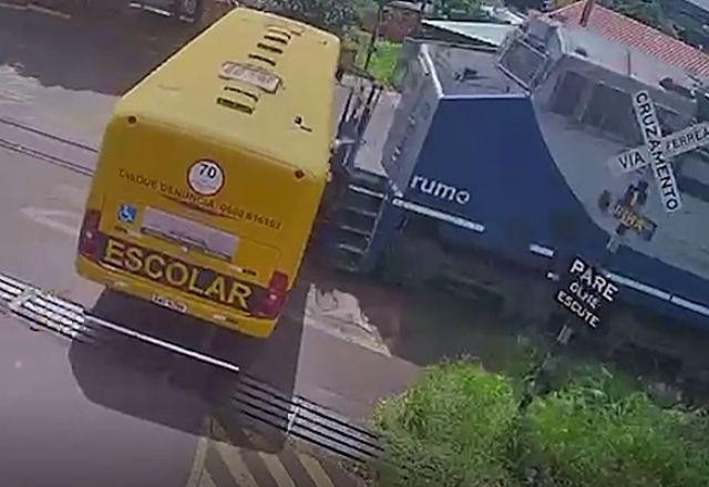 Imagem da noticia Duas estudantes morrem após batida entre ônibus escolar e trem