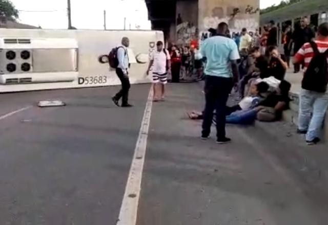 Vídeo: ônibus coletivo tomba e deixa 32 feridos no Rio de Janeiro