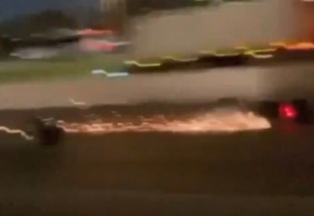 Imagem da noticia VÍDEO: Motociclista bate em pedra e cai no meio da pista do Rodoanel