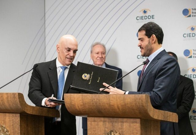 Imagem da noticia AGU e PF assinam acordo com TSE para combater desinformação no período eleitoral