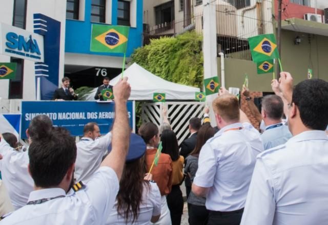 Aeronautas recusam proposta do TST e continuam em greve