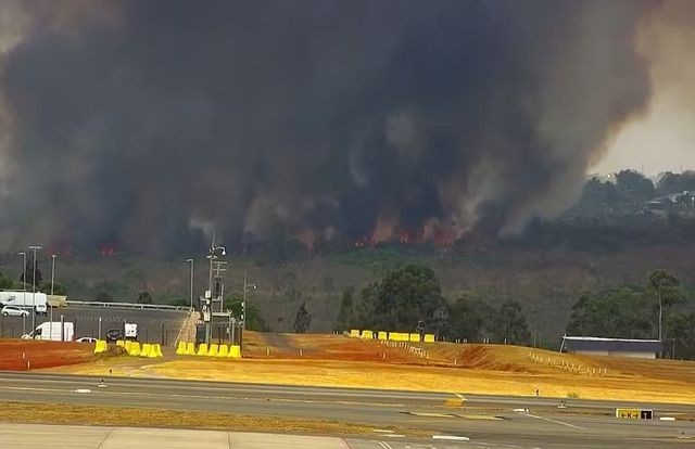 Imagem da noticia Incêndio atinge vegetação perto do Aeroporto de Brasília; uma pista de pouso e decolagem precisou ser fechada