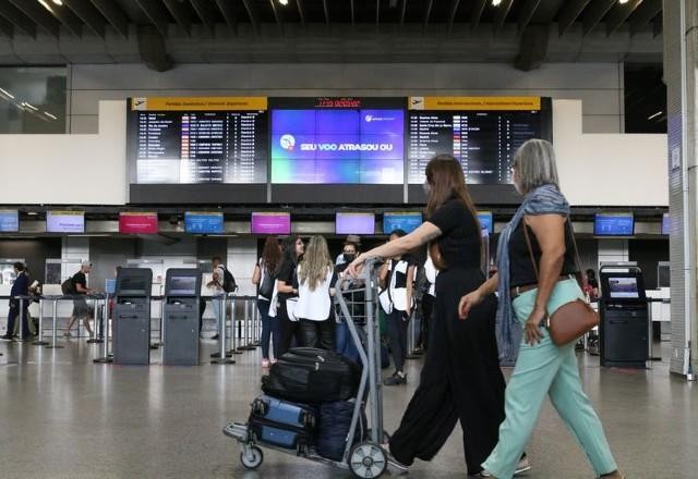 Pilotos e comissários de voo anunciam interrupção da greve