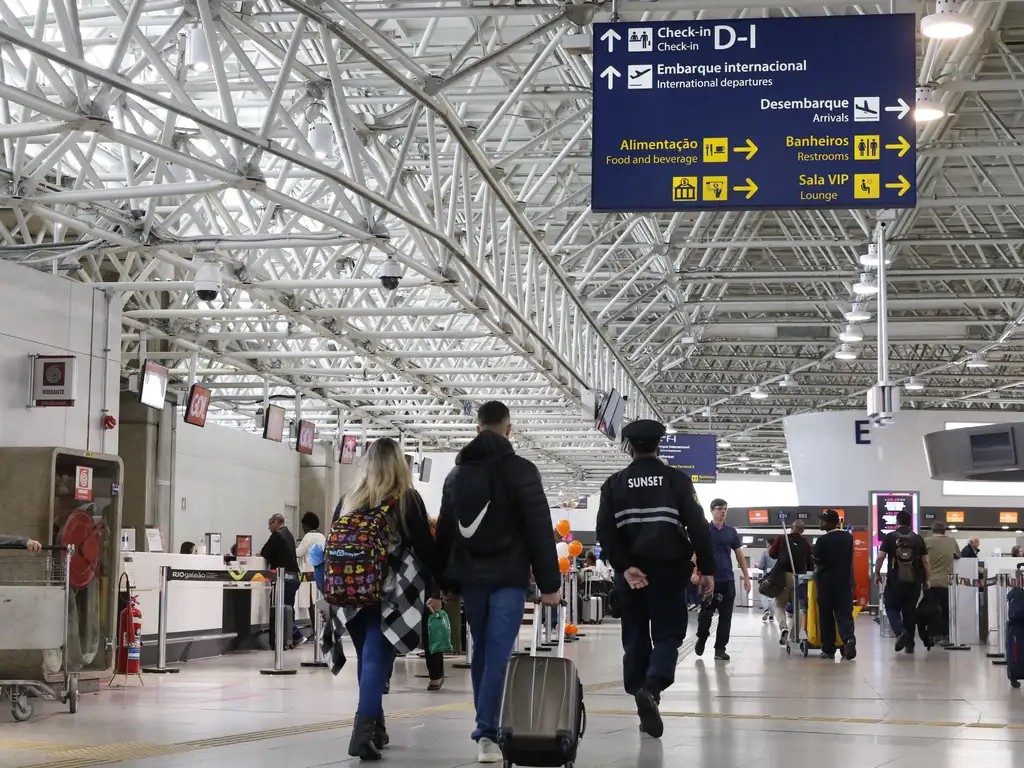 Pane global em sistemas ainda afeta voos ao longo do fim de semana