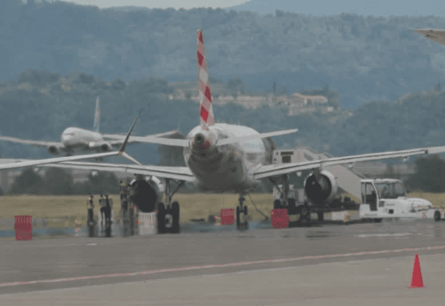 Imagem da noticia Homem morre após ser sugado por motor de avião na Itália