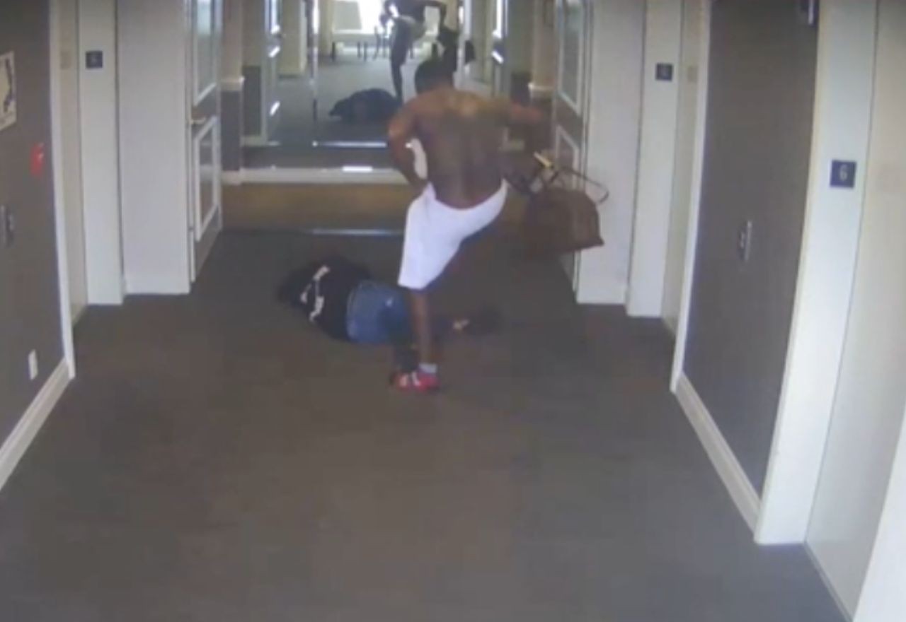 Imagem da noticia Vídeo mostra rapper Diddy agredindo ex-namorada em hotel