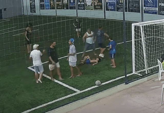 Imagem da noticia Homem invade quadra de futebol e chuta criança de 10 anos em MG