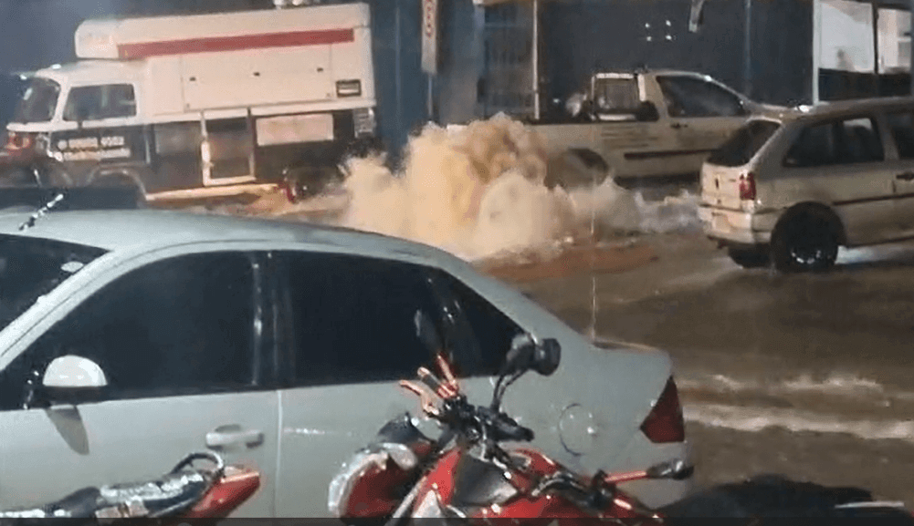 Chuva intensa no DF deixa carros submersos e invade hospital de campanha contra a dengue