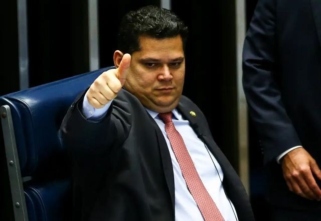 Imagem da noticia Alcolumbre anuncia votação da PEC da Anistia para 14 de agosto: "Matéria muito importante"
