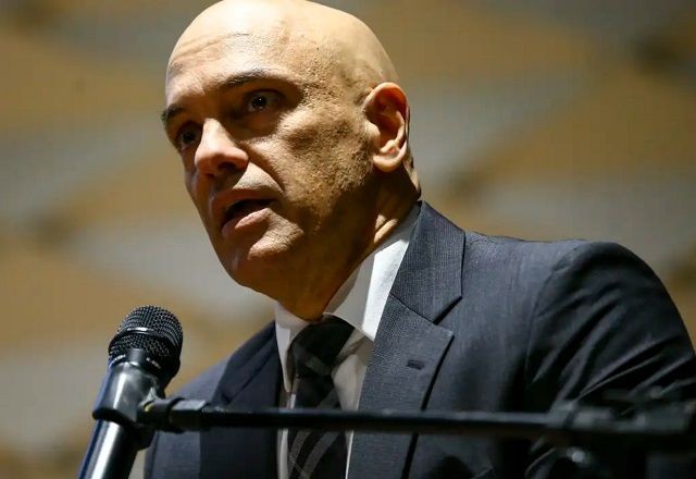 Moraes nega fim de inquérito sobre cartão de vacina e vê pedido de Bolsonaro como "incabível"