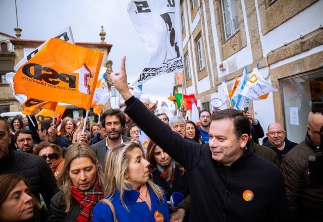 Imagem da noticia Centro-direita vence eleições legislativas em Portugal com margem pequena