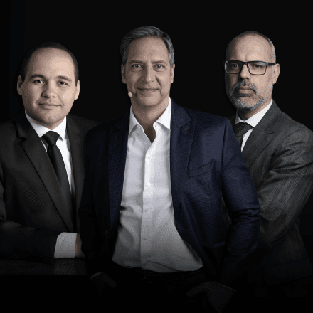 Imagem da noticia Moraes determina bloqueio de perfis de revista de Allan dos Santos e Lacombe