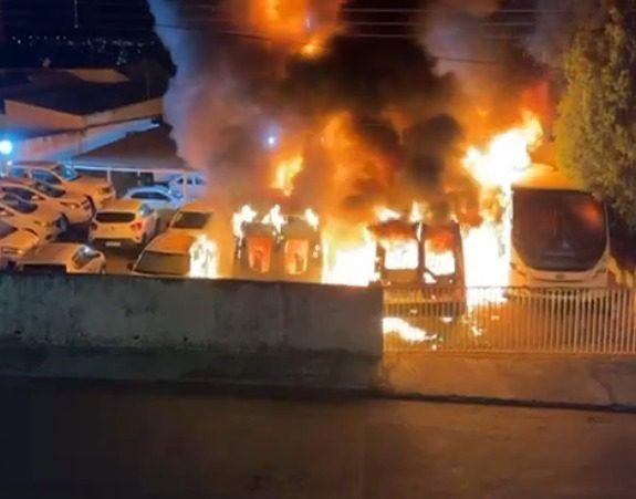 Imagem da noticia Vídeo: Ambulâncias de Santo Antônio de Posse (SP) são incendiadas por criminosos