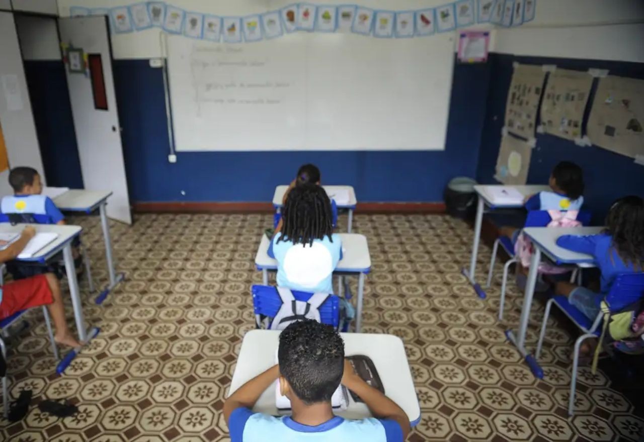 Censo 2022: Brasil Registra 7% de Analfabetismo, Enquanto Desigualdade Racial Perdura