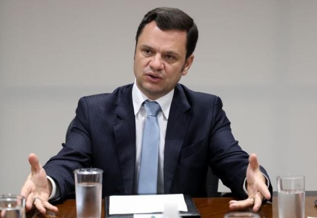 Imagem da noticia Ministro da Justiça vai contra Anvisa e rejeita vacina nas fronteiras